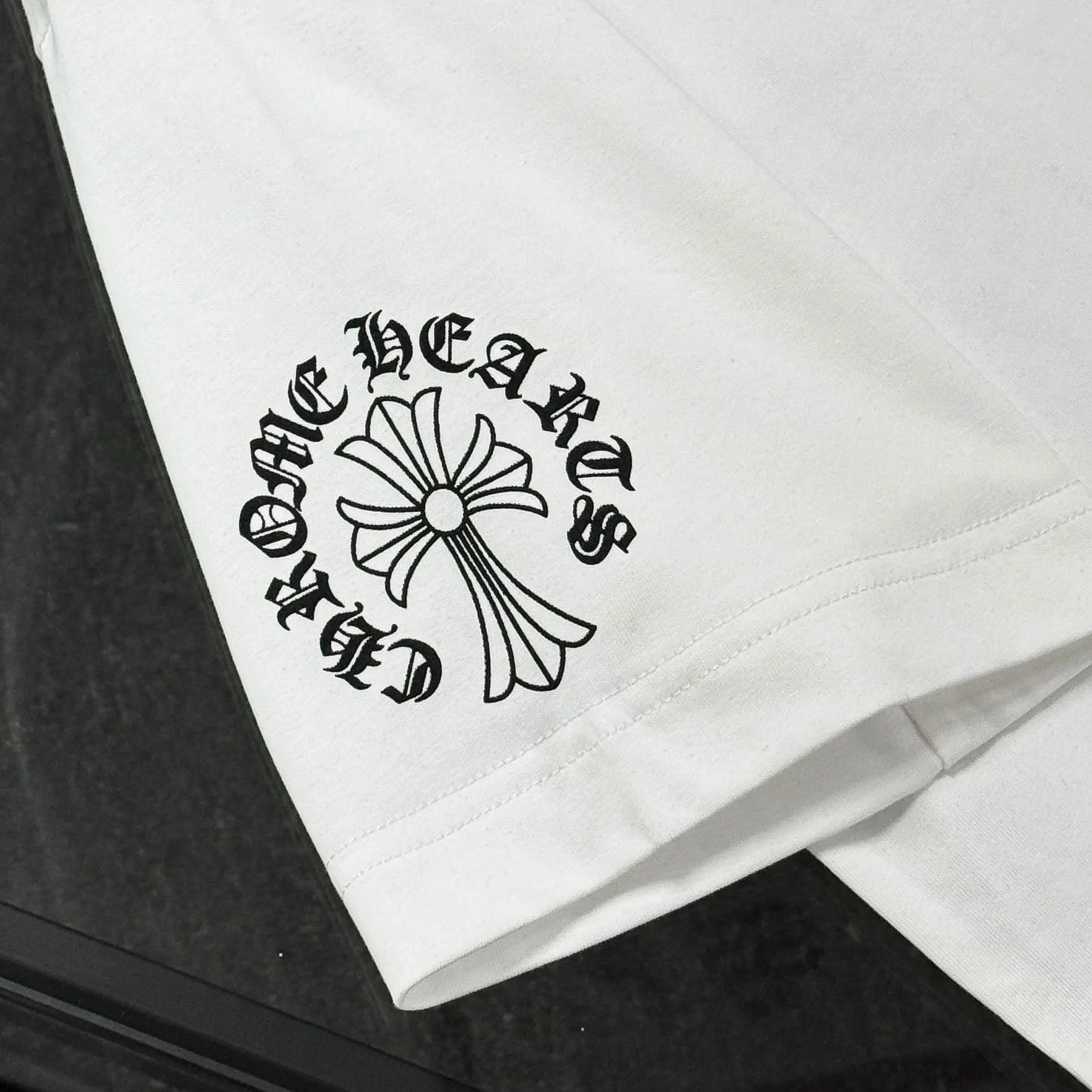 P170 Chrome Hearts 25 high-end versions. The fabric is made of 300 grams of high-density pure cotton. It does not deform or shrink. It has three labels. It is the same style for men and women. Technology: suede foaming + digital printing. Color: white, black. SIZE: S-XL.